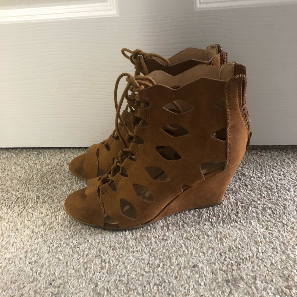 Size 8 Report Wedges